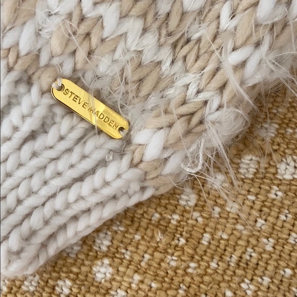 Steve Madden✨ Beanie with top Pom Pom-Like New✨ - Picture 2 of 4